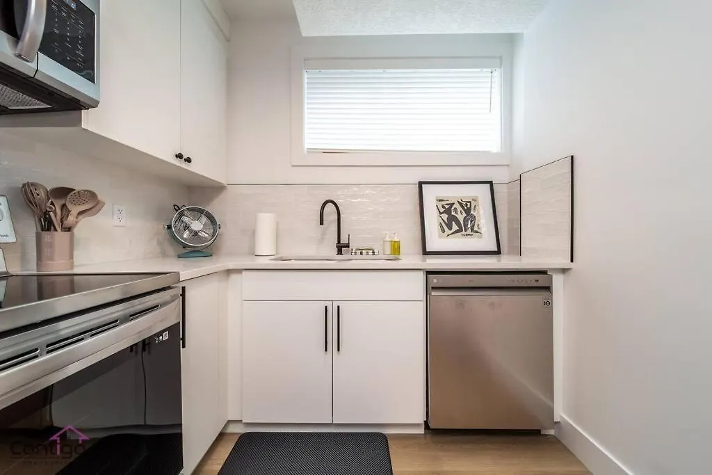 Luxe New York Style Bsmt Suite, Near Dt & Wem, King Bed, Wifi Edmonton